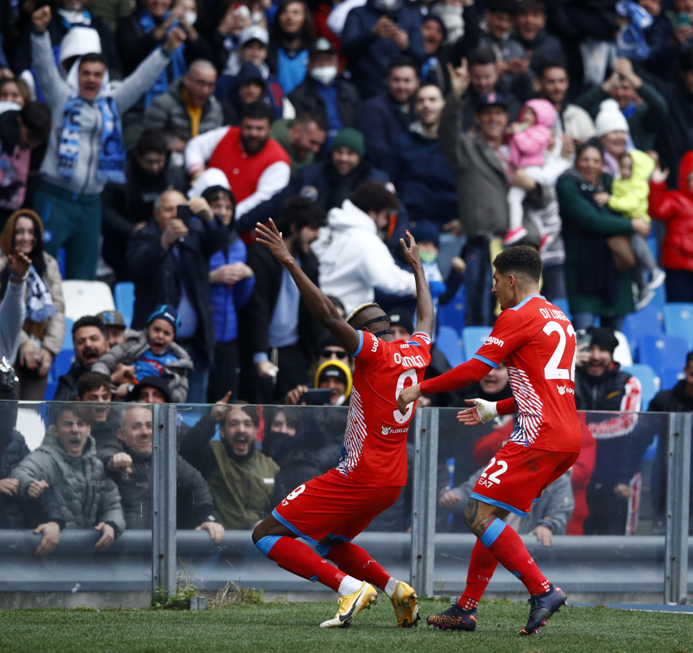 包含那不勒斯轻松战胜乌迪内斯，梅尔滕斯梅开二度的词条